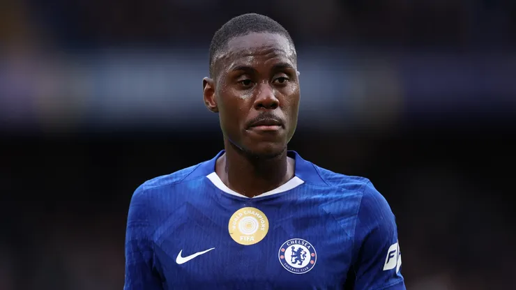 Trevoh Chalobah, do Chelsea, durante a partida da Premier League entre Chelsea e Burnley, no Stamford Bridge, em 21 de fevereiro de 2026, em Londres, Inglaterra. (Foto de Justin Setterfield/Getty Images)