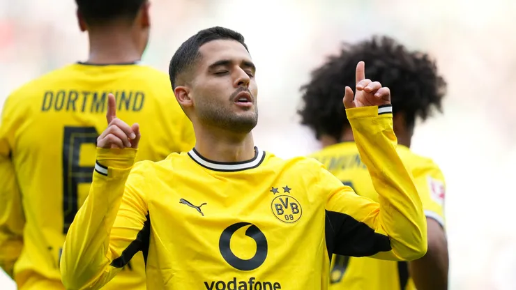 Yan Couto, do Borussia Dortmund, comemora o segundo gol de sua equipe durante a partida da Bundesliga entre SV Werder Bremen e Borussia Dortmund no Weserstadion, em 16 de maio de 2026, em Bremen, Alemanha. (Foto de Pau Barrena/Getty Images)