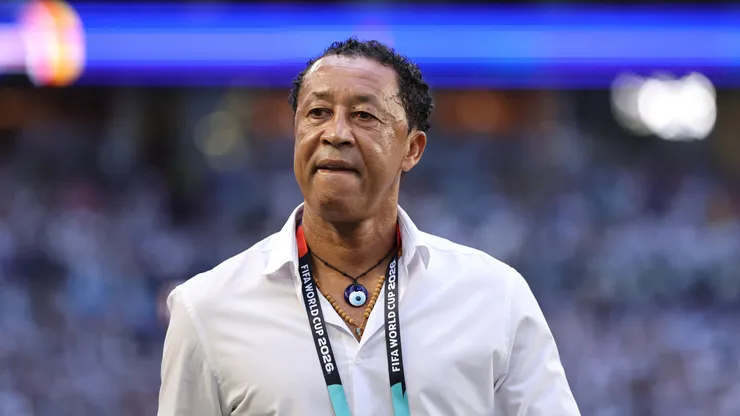 Bubista, técnico de Cabo Verde, observa o jogo antes da partida das oitavas de final da Copa do Mundo FIFA 2026 entre Argentina e Cabo Verde no Estádio de Miami, em 3 de julho de 2026, em Miami Gardens, Flórida. (Foto de Michael Reaves/Getty Images