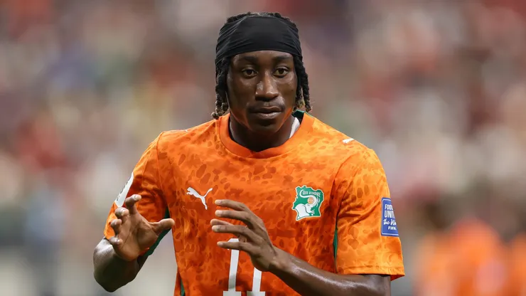 Yan Diomande, número 11 da Costa do Marfim, observa durante a partida das oitavas de final da Copa do Mundo FIFA 2026 entre Costa do Marfim e Noruega, no Estádio de Dallas, em 30 de junho de 2026, em Arlington, Texas. (Foto de Molly Darlington/Getty Images)