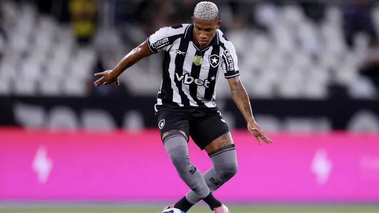 Danilo of Botafogo plays the ball during the match between Botafogo and Bragantino as part of Brasileirao 2025 at Estadio Olimpico Nilton Santos on August 30, 2025 in Rio de Janeiro, Brazil.
