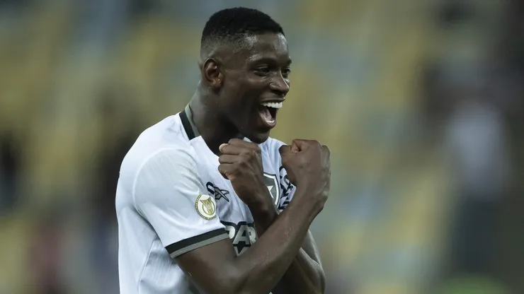Luiz Henrique jogador do Botafogo comemora vitória após partida contra o Fluminense no estádio Maracanã pelo campeonato Brasileiro A 2024. Foto: Jorge Rodrigues/AGIF