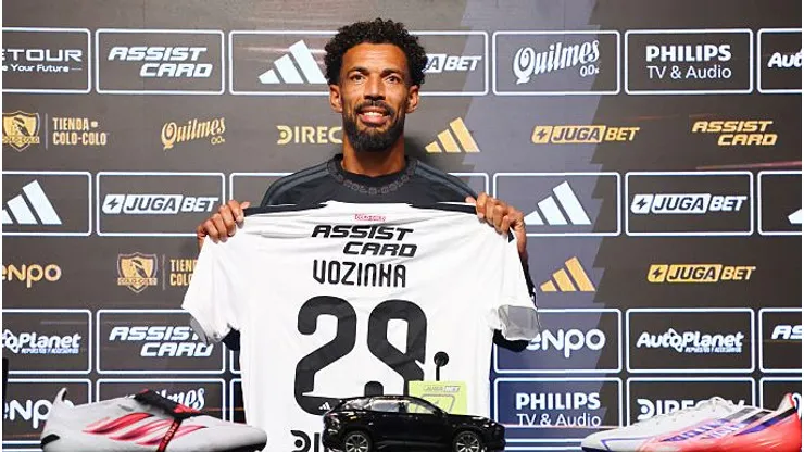 Vozinha posa com uma camisa personalizada com seu nome durante sua apresentação oficial como novo jogador do Colo-Colo. (Photo by Marcelo Hernandez/Getty Images)
