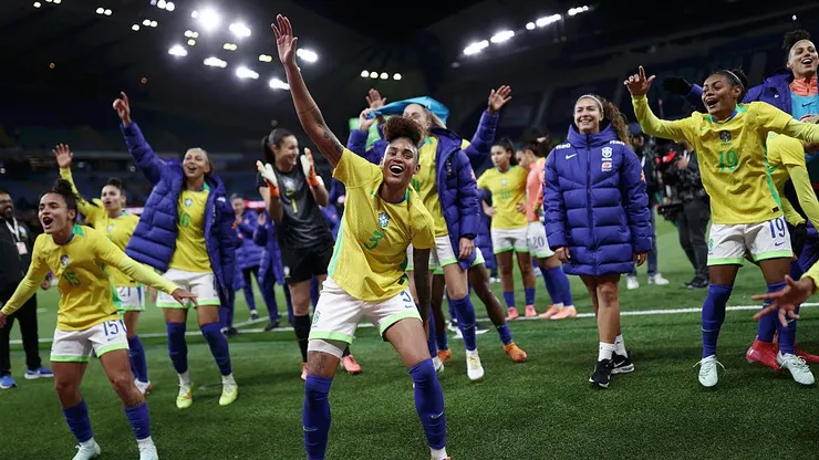 Ary Borges e Tarciane, do Brasil, celebram a vitória após o amistoso internacional de futebol feminino entre Inglaterra e Brasil. (Photo by Naomi Baker/Getty Images)