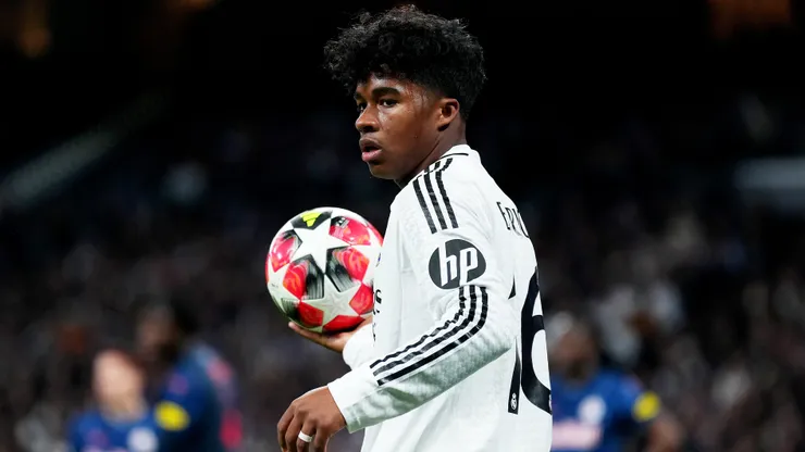 Endrick of Real Madrid prepares to take a throw in during the UEFA Champions League 2024/25 League Phase MD7 match between Real Madrid C.F. and FC Salzburg at Estadio Santiago Bernabeu on January 22, 2025 in Madrid, Spain.