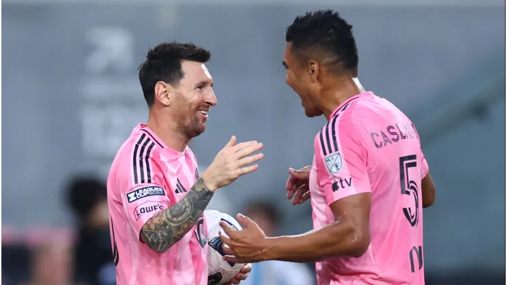 Lionel Messi comemora o primeiro gol de sua equipe com o companheiro de time Casemiro durante a partida da Leagues Cup entre Inter Miami CF e Atlético San Luis. (Photo by Megan Briggs/Getty Images)