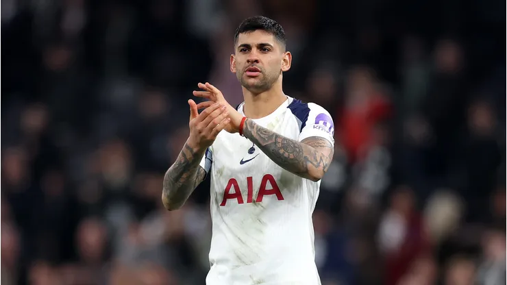 Romero aplaude os torcedores após a partida de volta das oitavas de final da Liga dos Campeões da UEFA 202526 entre Tottenham e Atlético de Madrid. (Photo by Julian Finney/Getty Images)
