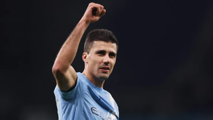 Rodri, do Manchester City, comemora a vitória da equipe durante o jogo de volta da semifinal da Copa da Liga Inglesa entre Manchester City e Newcastle United, no Etihad Stadium, em 4 de fevereiro de 2026, em Manchester, Inglaterra. (Foto de Carl Recine/Getty Images)