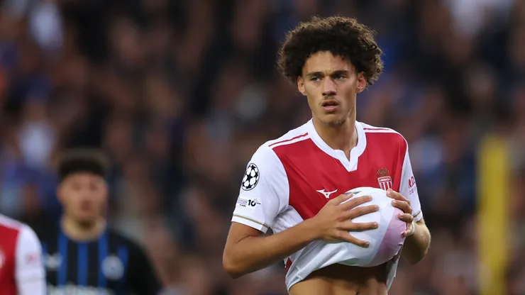 Maghnes Akliouche, do AS Monaco, segura a bola antes de cobrar um pênalti durante a partida da 1ª rodada da fase de grupos da UEFA Champions League 2025/26 entre Club Brugge KV e AS Monaco, no Estádio Jan Breydel, em Bruges, Bélgica, em 18 de setembro de 2025. (Foto de Dean Mouhtaropoulos/Getty Images)