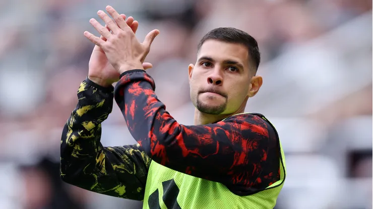 Bruno Guimarães aplaude a torcida durante a partida da Premier League entre Newcastle United e Bournemout. (Photo by Alex Livesey/Getty Images)