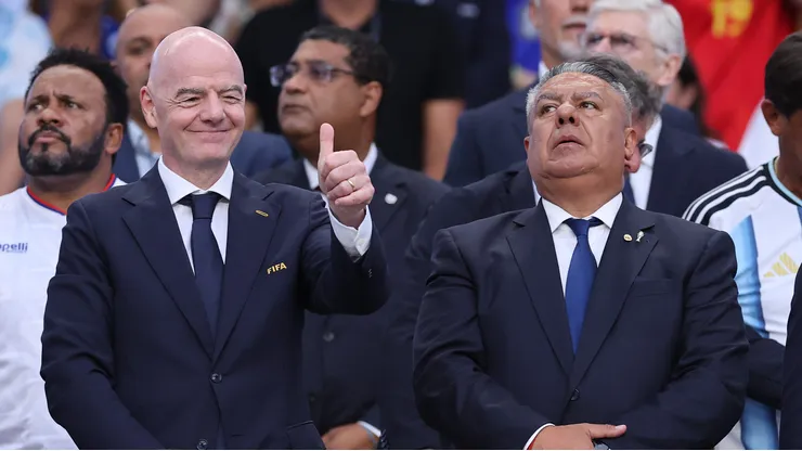 O presidente da FIFA, Gianni Infantino, e o presidente da Associação de Futebol da Argentina, Claudio Tapia. (Photo by Michael Reaves/Getty Images)