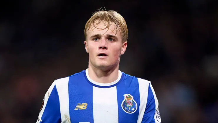 Victor Froholdt do FC Porto observa durante a partida MD8 da UEFA Europa League 2025/26 League Phase entre FC Porto e Rangers FC no Estádio do Dragão em 29 de janeiro de 2026 no Porto, Portugal. (Foto de José Manuel Alvarez Rey/Getty Images)
