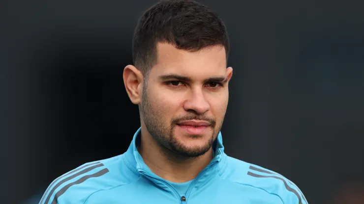 Bruno Guimarães fechou com o Arsenal.