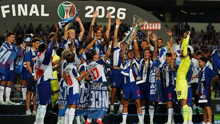 Jogadores do Porto comemoram com troféu após vencer a final da Supertaça de Portugal no final da partida entre Porto e SCU Torreense. (Photo by Gualter Fatia/Getty Images)