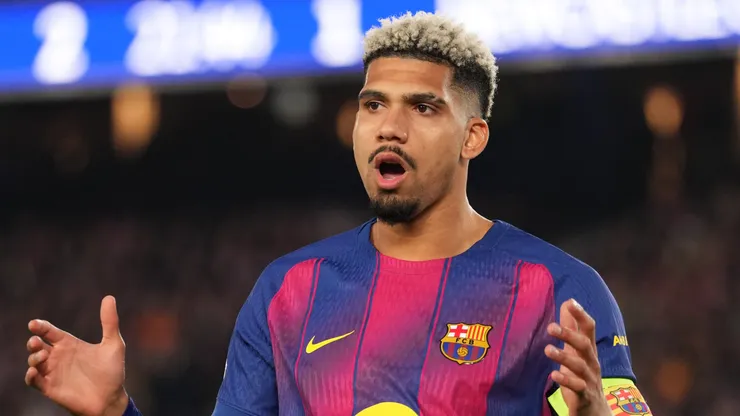 Ronald Araújo atuará no Livrpool por empréstimo.