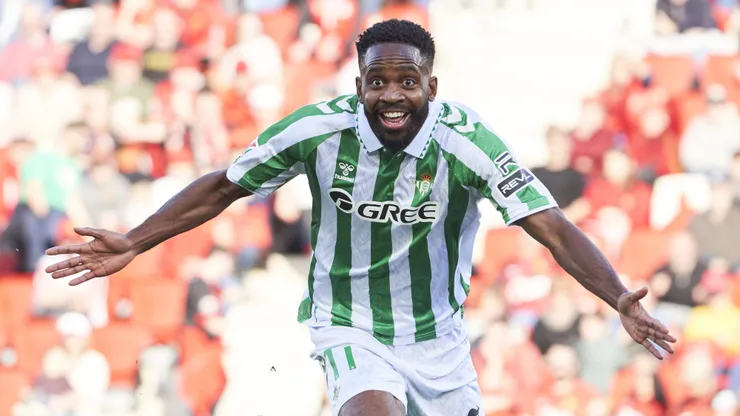 Cedric Bakambu of Real Betis celebrates scoring his team´s first goal during the LaLiga match between RCD Mallorca and Real Betis Balompie at Estadi de Son Moix on January 25, 2025 in Mallorca, Spain.