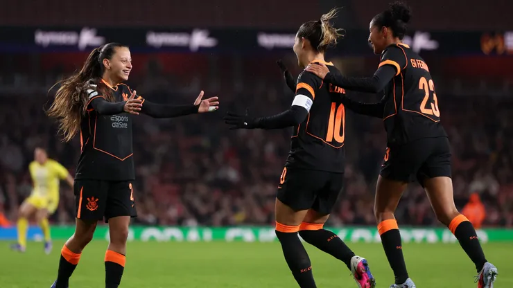 Gabi Zignotti comemora gol de sua equipe com as companheiras Belen Aquino e Gi Fernandes em Corinthians x Arsenal. (Photo by Jasper Wax/Getty Images)