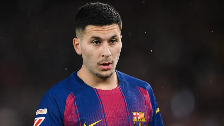 Roony Bardghji, do FC Barcelona, observa o jogo da LaLiga EA Sports entre FC Barcelona e Real Oviedo no Spotify Camp Nou, em 25 de janeiro de 2026, em Barcelona, Espanha. (Foto de David Ramos/Getty Images)