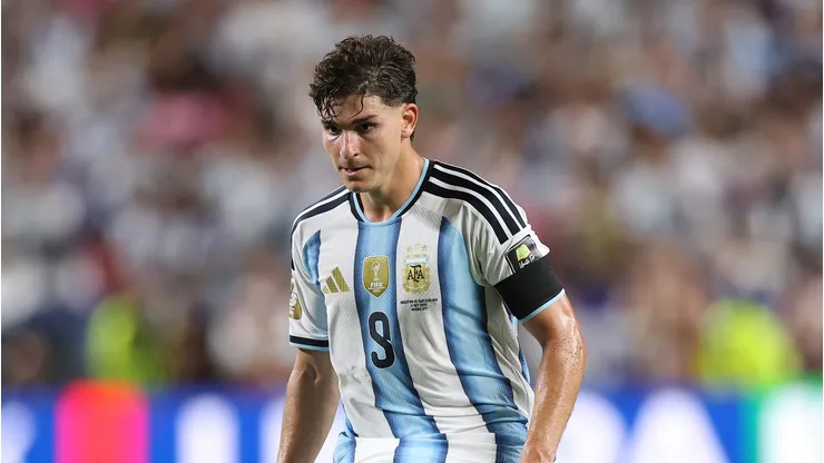 Julián Álvarez continuará no Atlético de Madrid.