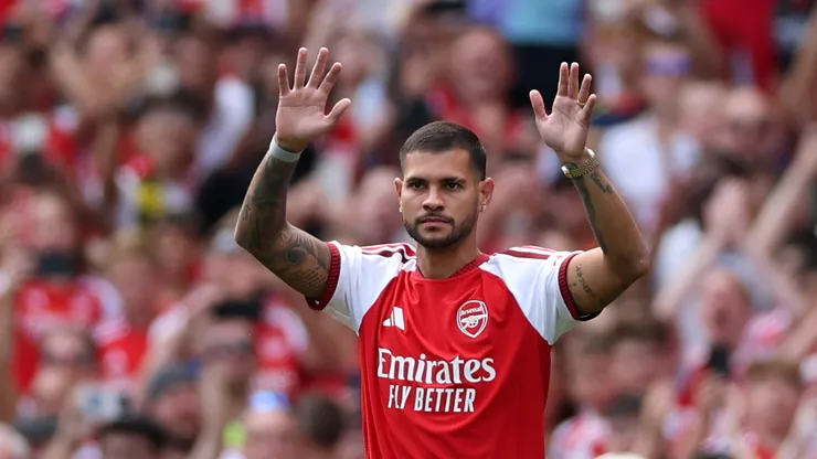 Bruno Guimarães, do Arsenal, acena para os torcedores ao ser apresentado como novo jogador do Arsenal antes do amistoso de pré-temporada entre Arsenal FC e Borussia Dortmund no Emirates Stadium, em 9 de agosto de 2026, em Londres, Inglaterra. (Foto de Justin Setterfield/Getty Images)