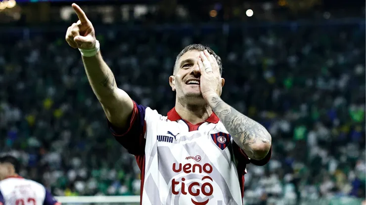 Pablo Vegetti marca em Palmeiras x Cerro Porteño. (Foto: Alexandre Schneider/Getty Images)