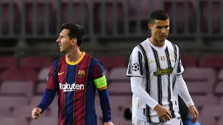 Lionel Messi, do Barcelona (E), e Cristiano Ronaldo, da Juventus (D), observam a partida da fase de grupos da Liga dos Campeões da UEFA entre FC Barcelona e Juventus, no Camp Nou, em 8 de dezembro de 2020, em Barcelona, Espanha. (Foto de David Ramos/Getty Images)