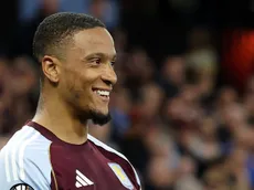 Arsenal volta a mirar Konsa após impasse por Romero