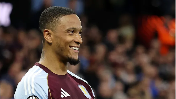 Ezri Konsa comemora o quarto gol de sua equipe durante a partida de volta das quartas de final da Europa League entre Aston Villa e Bologna. (Photo by Dan Mullan/Getty Images)