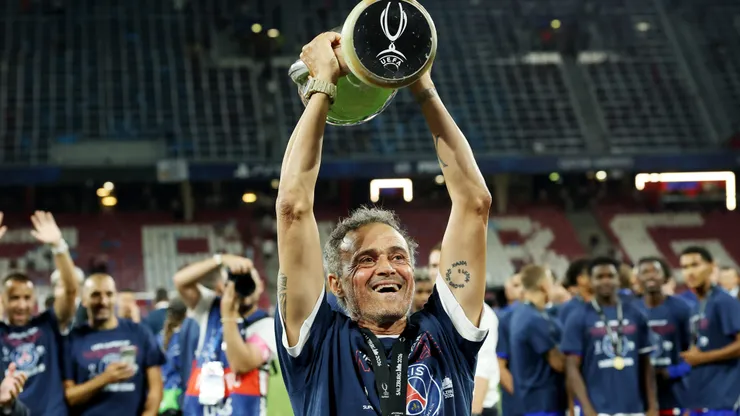 Luis Enrique, técnico do Paris Saint-Germain, ergue troféu após a vitória de sua equipe na partida da Supercopa da UEFA. (Photo by Alexander Hassenstein/Getty Images)