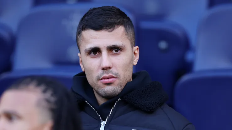Rodri, do Manchester City, é visto nas arquibancadas antes da partida da Premier League entre Manchester City e West Ham United no Etihad Stadium, em 20 de dezembro de 2025, em Manchester, Inglaterra. (Foto de Molly Darlington/Getty Images)