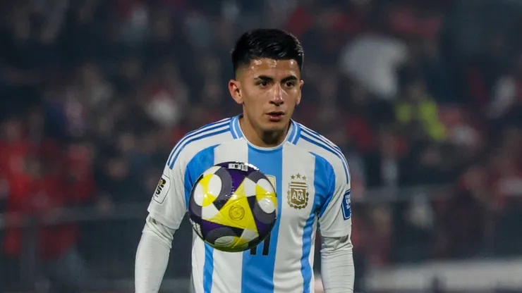Thiago Almada, da Argentina, controla a bola durante a partida das Eliminatórias da Copa do Mundo da FIFA 2026 entre Chile e Argentina, no Estádio Nacional do Chile, em 5 de junho de 2025, em Santiago, Chile. (Foto de Marcelo Hernandez/Getty Images)