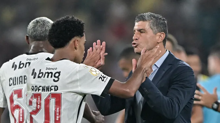 Brenner jogador do Vasco comemora seu gol com Pedro Emanuel tecnico da sua equipe durante partida contra o Fluminense no estádio Maracanã pelo campeonato Copa Do Brasil 2026. Foto: Thiago Ribeiro/AGIF