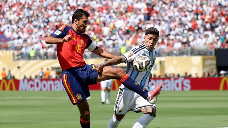 Rodri e Enzo Fernández podem trocar de clubes. Carl Recine/Getty Images.