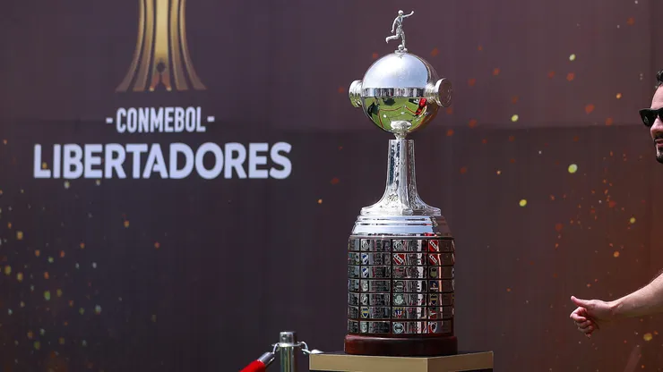 Troféu da CONMEBOL na fan fest da Casa del Hincha, antes da final da Copa CONMEBOL Libertadores 2019. (Photo by Manuel Velasquez/Getty Images)
