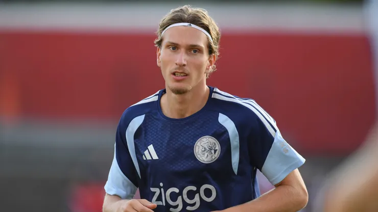 Mika Godts participa do aquecimento antes da partida de volta da terceira pré-eliminatória da Liga Conferência da UEFA entre Shelbourne e Ajax. (Photo by Charles McQuillan/Getty Images)