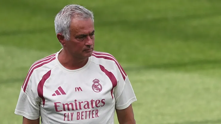 José Mourinho, treinador do Real Madrid, observa o jogo amistoso entre Real Madrid e CD Leganés no Estádio Alfredo di Stéfano, em Ciudad Real Madrid, em 28 de julho de 2026, em Madri, Espanha. (Foto de Denis Doyle/Getty Images)