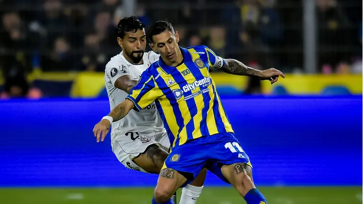 Angel Di Maria e Matheus Bidu durante uma partida das oitavas de final da Copa Libertadores entre Rosario Central e Corinthians. (Photo by Marcelo Endelli/Getty Images)