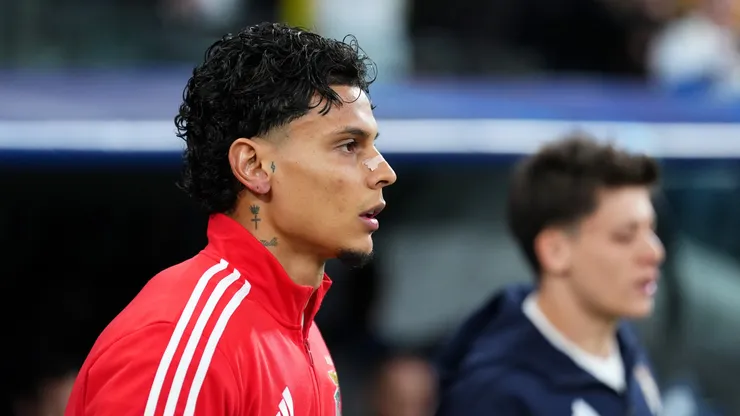 Richard Rios, do Benfica, entra em campo antes da partida de volta do play-off da Liga dos Campeões da UEFA 2025/26 entre Real Madrid CF e SL Benfica, no Estádio Santiago Bernabéu, em 25 de fevereiro de 2026, em Madri, Espanha. (Foto de Angel Martinez/Getty Images)