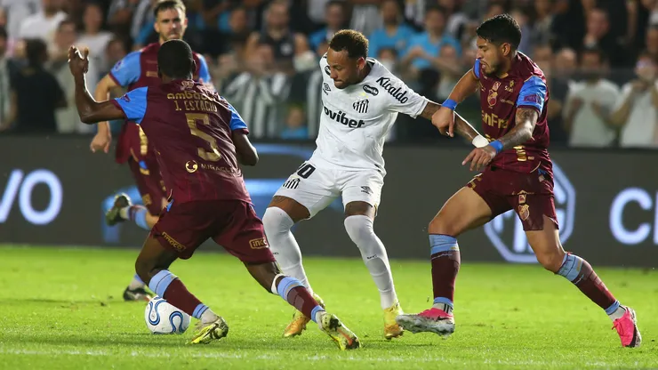 Neymar do Santos durante partida contra o Macará no estádio Vila Belmiro pelo campeonato Copa Sul-Americana. Foto: Mauricio De Souza/AGIF