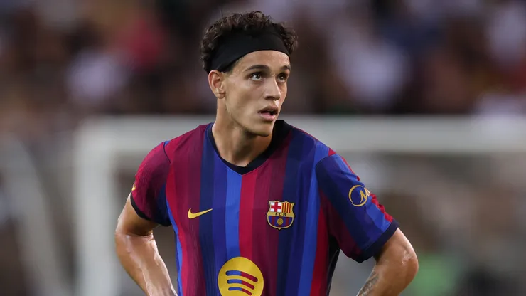 Hector Fort observa a partida da Friuli Venezia Giulia Cup entre Udinese e Barcelona. (Photo by Timothy Rogers/Getty Images)