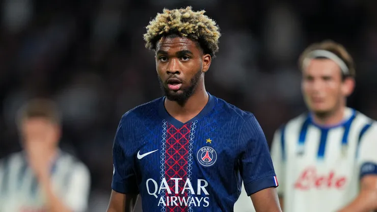 Ibrahim Mbaye, do PSG, observa a partida entre Paris Saint-Germain e Atalanta BC. (Photo by Franco Arland/Getty Images)