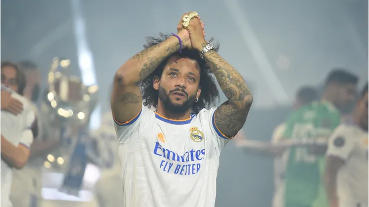 Marcelo saúda os torcedores durante as comemorações após a conquista da final da Liga dos Campeões. (Photo by Denis Doyle/Getty Images)