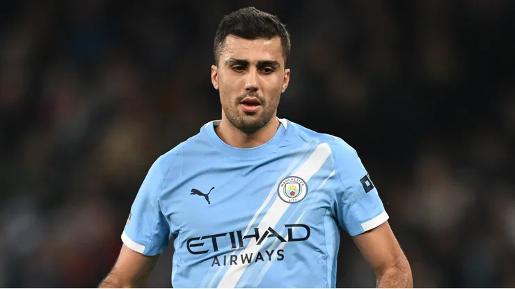 Rodri durante a partida da Premier League entre Manchester City e Nottingham Forest no Etihad Stadium. (Photo by Gareth Copley/Getty Images)