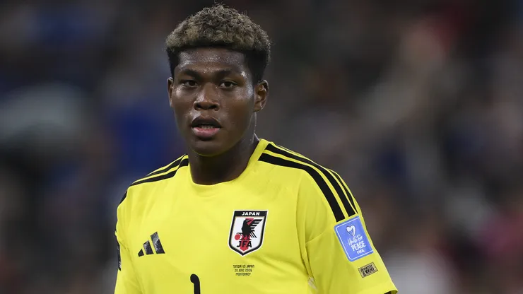 Zion Suzuki, nº 11 do Japão, observa a partida do Grupo F da Copa do Mundo da FIFA 2026 entre Tunísia e Japão. (Photo by David Ramos/Getty Images)