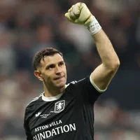 Juventus monitora Dibu enquanto Villa busca Suzuki