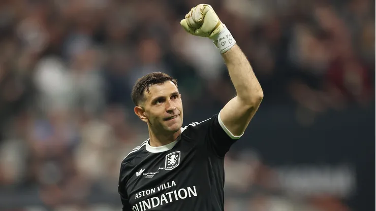 Emiliano Martínez, do Aston Villa, comemora o terceiro gol de sua equipe diante do Freiburg. (Photo by Maja Hitij/Getty Images)
