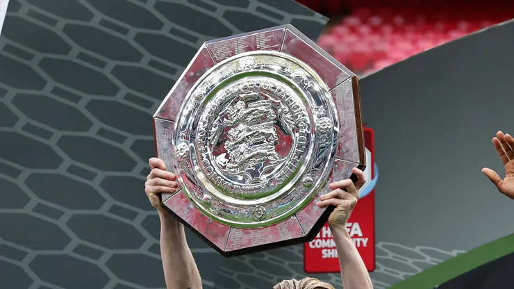 Taça da Community Shield. (Foto: David Rogers/Getty Images)