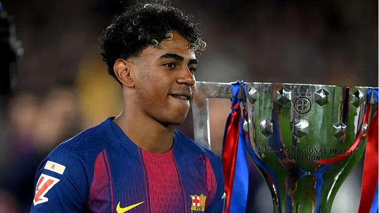 Lamine Yamal ao lado do troféu da LaLiga após a vitória sobre o Real Madrid e a conquista do título. (Photo by David Ramos/Getty Images)