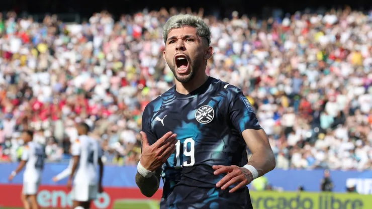 ulio Enciso, número 19 do Paraguai, comemora após marcar o primeiro gol de sua equipe durante a partida da fase de 32 avos de final da Copa do Mundo da FIFA 2026 entre Alemanha e Paraguai, no Estádio de Boston, em 29 de junho de 2026, em Foxborough, Massachusetts. (Foto de Alexander Hassenstein/Getty Images)