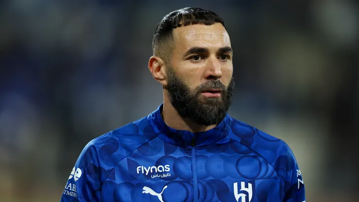 Karim Benzema, do Al Hilal, aquecendo antes da partida do campeonato profissional saudita entre Al Okhdood e Al Hilal, no Estádio Prince Hathloul Bin Abdulaziz Sport City, em 5 de fevereiro de 2026, em Najran, Arábia Saudita. (Foto de Yasser Bakhsh/Getty Images)